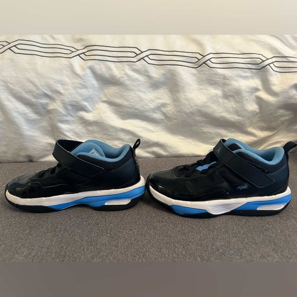 Nike kids Jordan Stay Loyal 3 flight sneaker/ Velcro closure/excellent condition